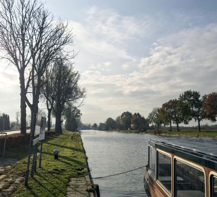 featured-Giethoorn-canal-opposite of a bus stop