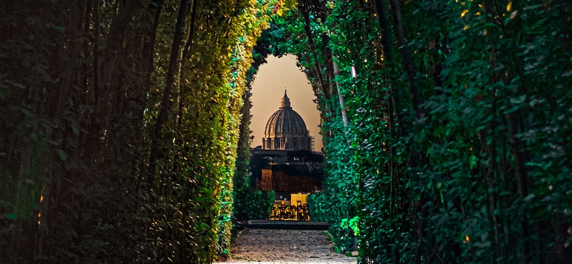 0-Hidden Gems of Popular Cities-St-Peters-Basilica-through-the-Aventine-Keyhole